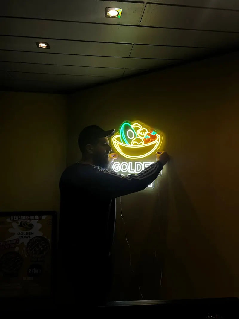 Montage eines beleuchteten Logos beim Kunden